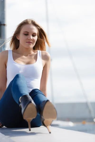 Vrouw zittend op marina — Stockfoto