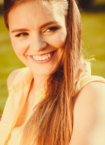 Jovem senhora sorrindo — Fotografia de Stock