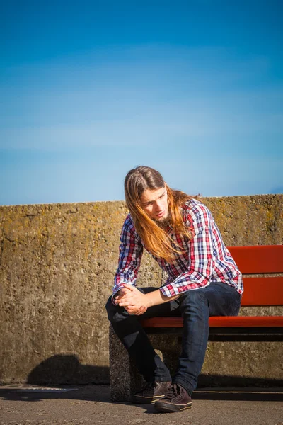 Man sitter på bänken — Stockfoto