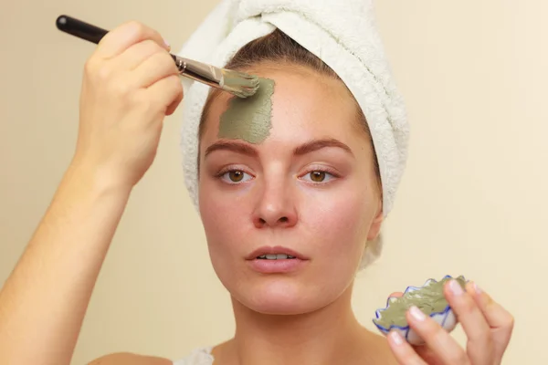 Mujer aplicando máscara de barro —  Fotos de Stock