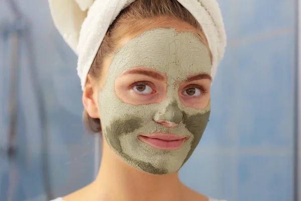 Vrouw met moddermasker — Stockfoto