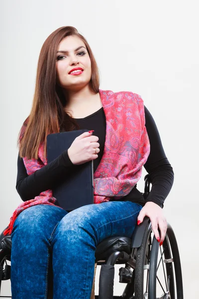 Femme fille invalide en fauteuil roulant en utilisant une tablette — Photo