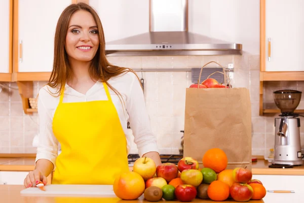 Vrouw met grocery shopping bag — Stockfoto