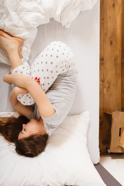 Mulher dormindo na cama . — Fotografia de Stock