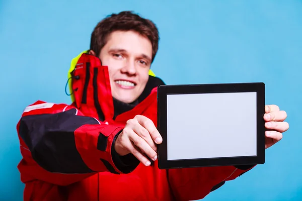 Jonge mannelijke met tablet — Stockfoto