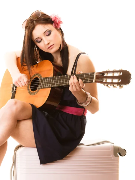 Muziekliefhebber, zomer meisje met gitaar en koffer — Stockfoto
