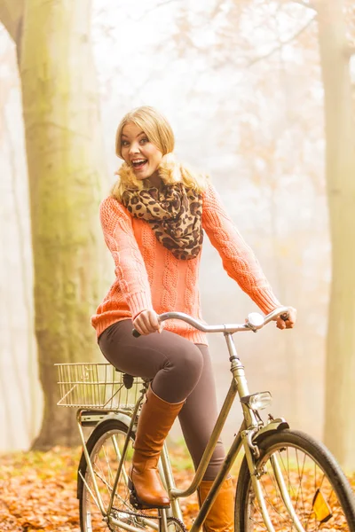 Bicicleta de montar mujer —  Fotos de Stock