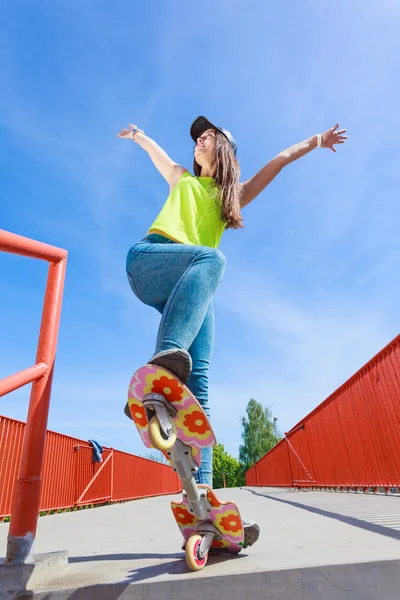 Teen girl skater reiten skateboard auf straße. — Stockfoto