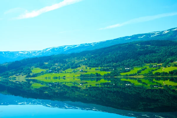 Turistika a cestování. Krajina a fjord v Norsku. — Stock fotografie