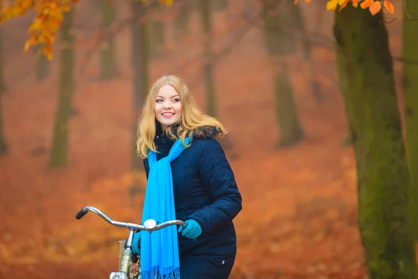 自転車に乗る女性 — ストック写真