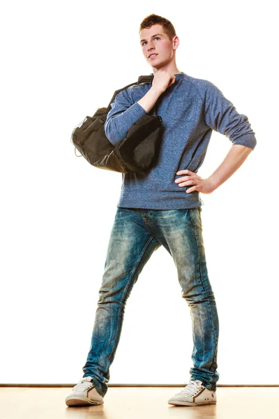 Hombre joven estilo casual con bolsa aislada —  Fotos de Stock