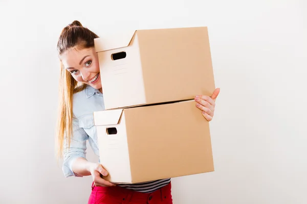 Mujer cargando cajas . — Foto de Stock