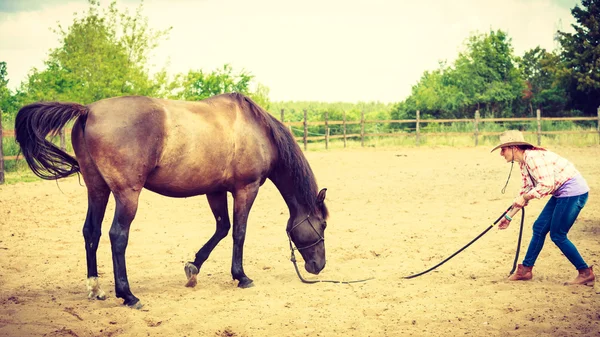 Zachodniej cowgirl kobieta z koniem. Aktywności sportowe — Zdjęcie stockowe