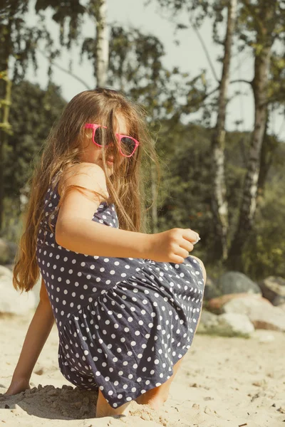 Adorável linda menina brincando com areia . — Fotografia de Stock