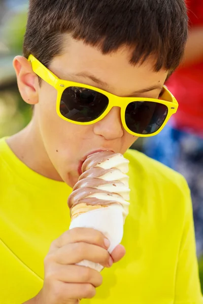 Niño con comida dulce al aire libre . —  Fotos de Stock