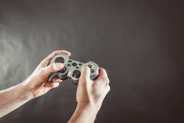 Αρσενικό χέρια που κρατούν joystick μαξιλάρι — Φωτογραφία Αρχείου