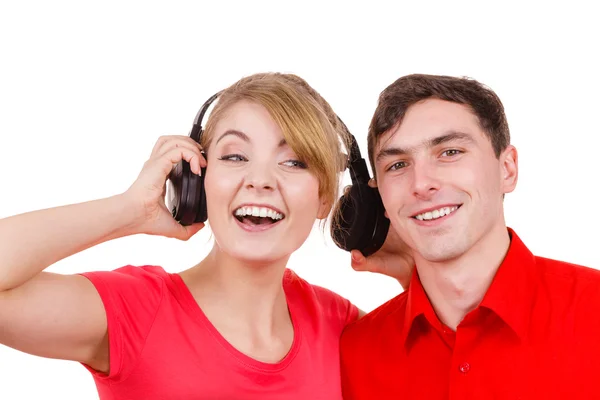 Pareja dos amigos con auriculares escuchando música — Foto de Stock