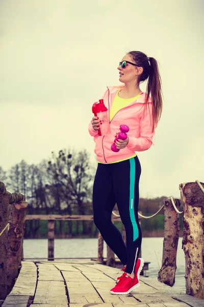 Mujer tomando un descanso del entrenamiento —  Fotos de Stock