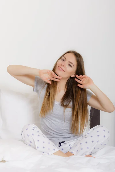 Attraktive Frau im Bett. — Stockfoto