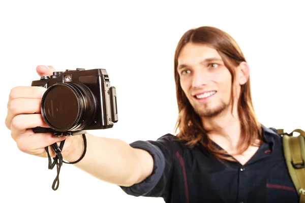 Man turist backpacker tar foto med kamera. — Stockfoto