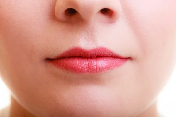 Closeup deel van vrouw rode lippen make-up oppervlakdetail. — Stockfoto