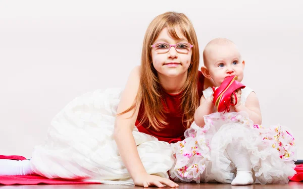 Retrato de dos hermanas pequeñas . — Foto de Stock