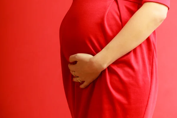 Zwangere vrouw die stijlvolle jurk draagt — Stockfoto