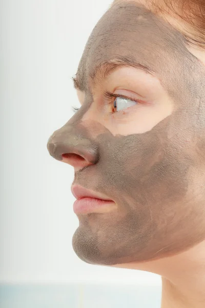Cara femenina con máscara —  Fotos de Stock