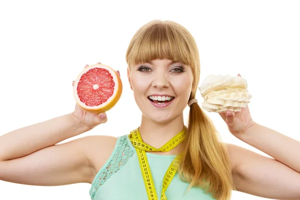 Mujer elegir fruta o pastel hacer elección dietética —  Fotos de Stock