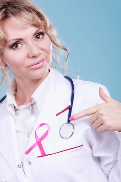 Läkare med rosa cancer band — Stockfoto