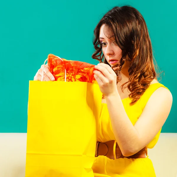 Mujer con bolsas de compras en el sofá —  Fotos de Stock