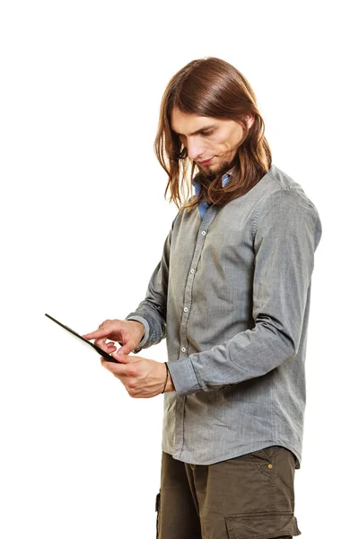 Uomo di moda utilizzando pc tablet navigazione internet . — Foto Stock