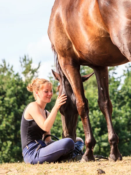 Menina jovem cuidando do cavalo . — Fotografia de Stock