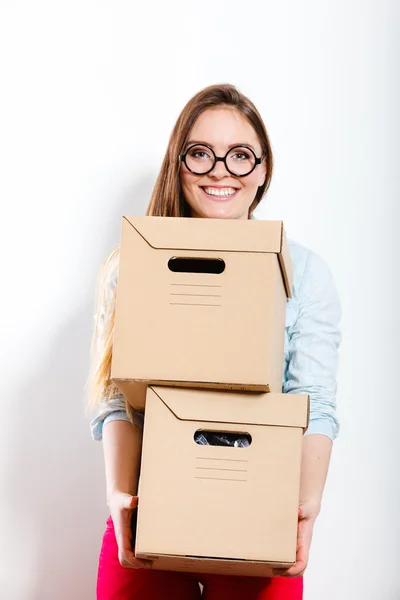Šťastná žena, která nosí krabice. — Stock fotografie