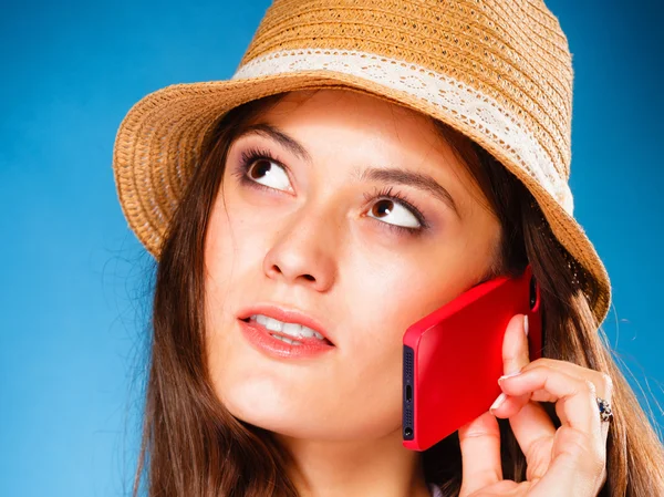 Chica hablando en teléfono móvil teléfono inteligente —  Fotos de Stock
