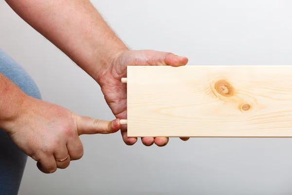 Montaje humano de muebles de madera. Bricolaje . —  Fotos de Stock