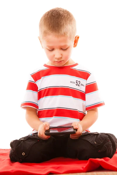 Menino jogando jogos no smartphone — Fotografia de Stock