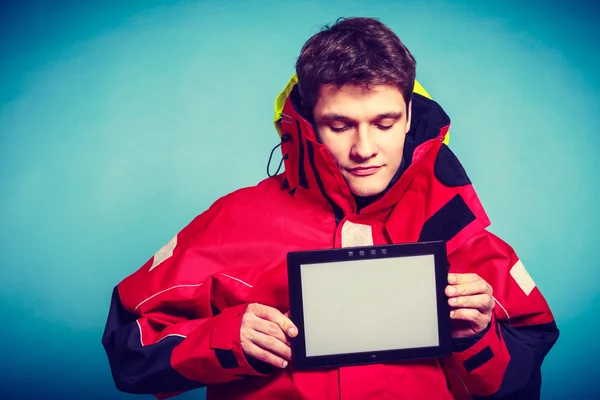 Genç tablet ile erkek — Stok fotoğraf