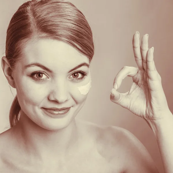 Woman applying cream on her skin face. — Stock Photo, Image