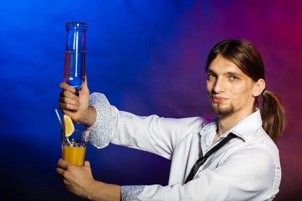 Barman tonen van zijn vaardigheden. — Stockfoto