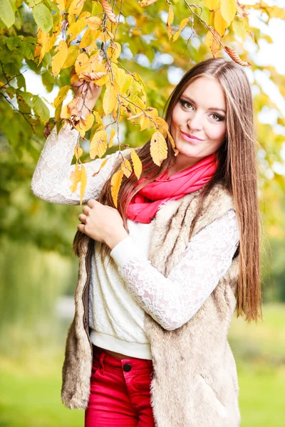 秋の公園を歩いてリラックスした女性のファッションの女の子 — ストック写真