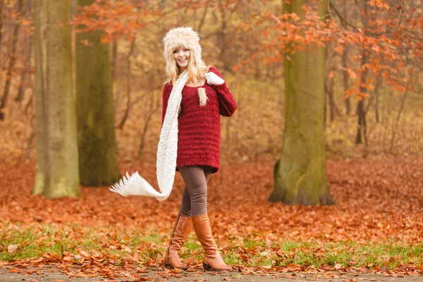 Mode vrouw in winderige val herfst park forest. — Stockfoto