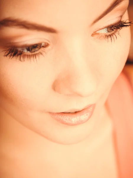 Close-up van aantrekkelijke vrouw gezicht. — Stockfoto