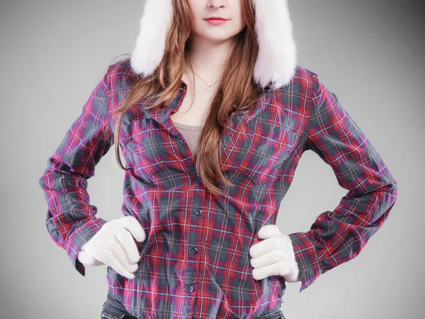 Jeune femme en bonnet de fourrure d'hiver — Photo