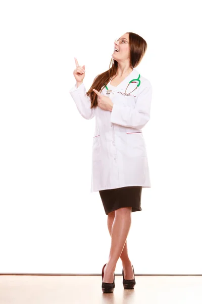 Kvinna läkare pekar copyspace. Hälso-och sjukvård. — Stockfoto