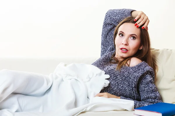 Kvinna tar makten tupplur efter lunch — Stockfoto