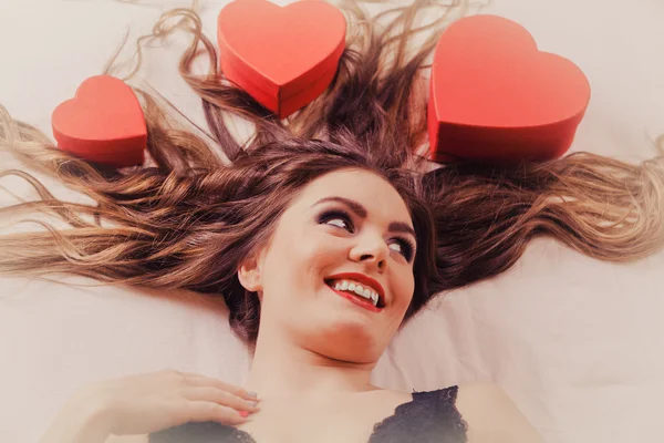 Retrato de mujer feliz. Amor de San Valentín . — Foto de Stock