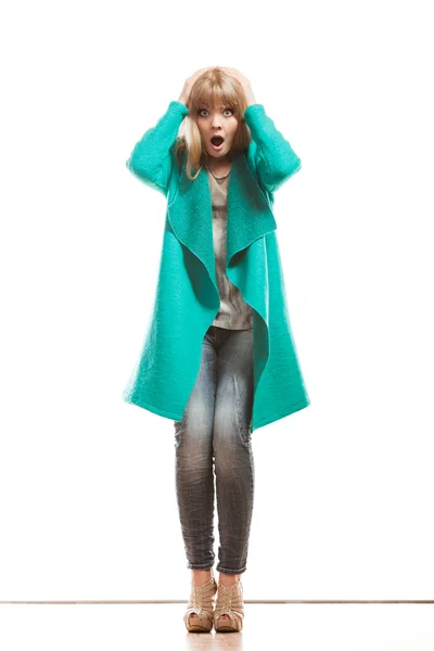 Mulher de moda de comprimento total em casaco verde. — Fotografia de Stock