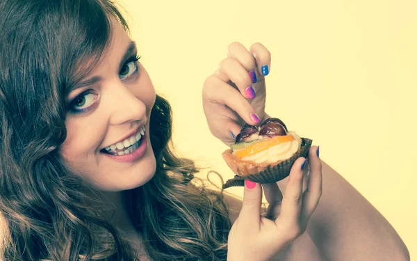 Zbliżenie kobieta jedzenie owoc ciastko słodkości — Zdjęcie stockowe