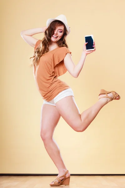 Sommerfrau hält Handy beim Tanzen — Stockfoto